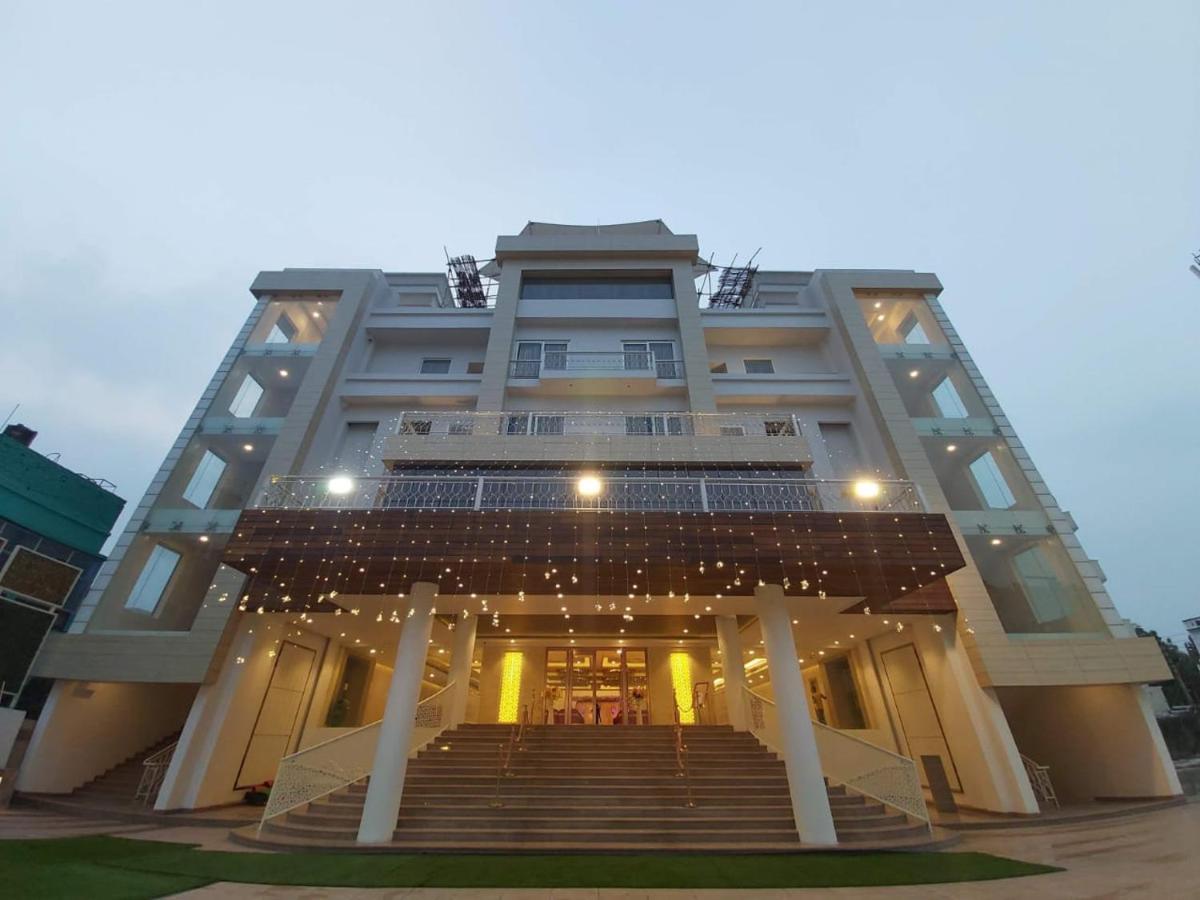Acco Grand Hotel Lucknow Ngoại thất bức ảnh